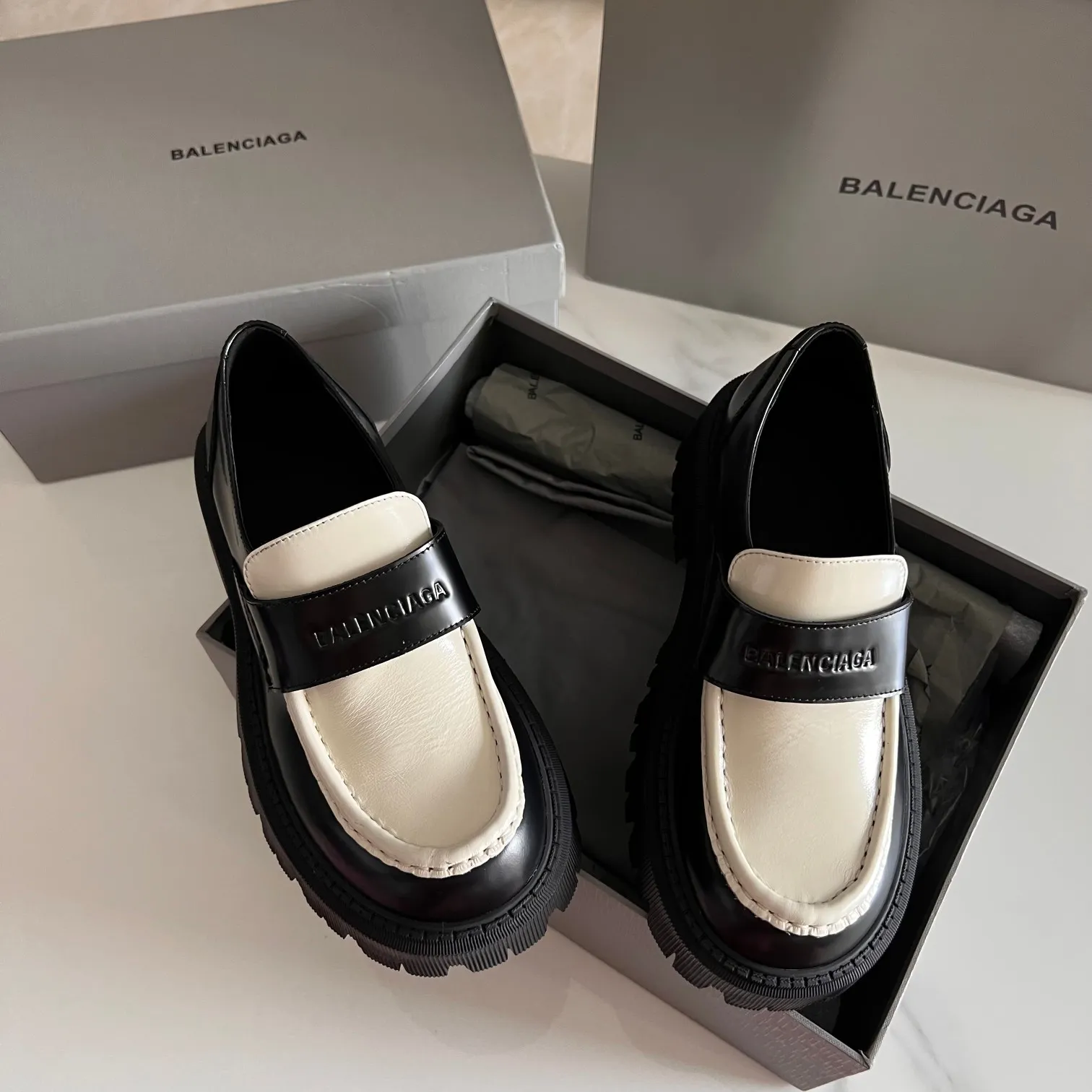 👟👟Ex-factory price 600👟👟 BALENCIAGA# Balenciaga's new big-toe derby shoes TRACTOR big-toe derby shoes loafers👞 Original medium-gloss open-edge beaded cowhide. Restrained and stylish. Matched with the brand logo on the shoe cover. The rhythm of closing your eyes. The lining and feet are made of black silk cowhide. The texture is soft and delicate. The gear-shaped rubber outsole is 5cm higher. Size: 35-40 (customization of 40 pieces is not returnable)